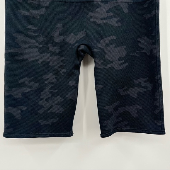 Spanx Look At Me Now Bike Short Black Camo Medium LIKE NEW! - Picture 8 of 9